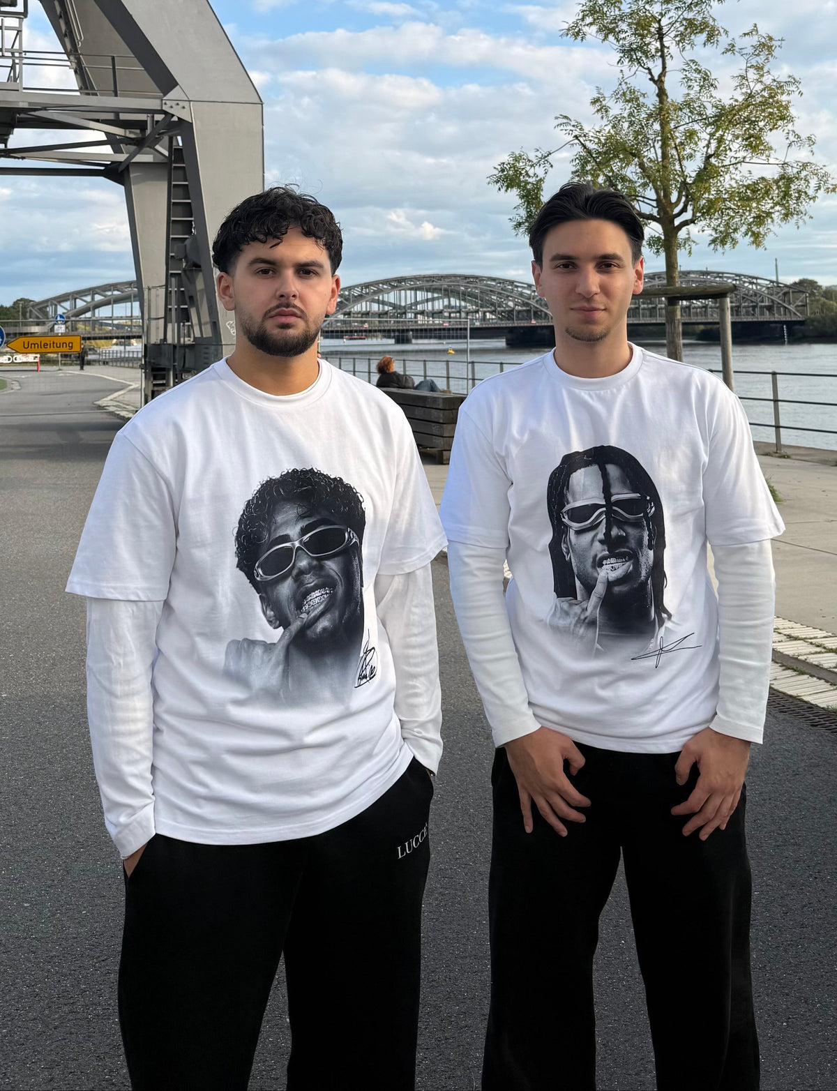 Zwei Models in Lamine Yamal und Michael Olise T-Shirts in Weiß | TEMPACE