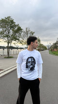 Model trägt Michael Olise T-Shirt in Weiß, Oversized Fit | TEMPACE