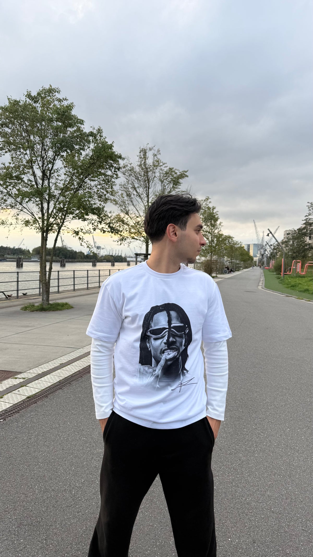 Model trägt Michael Olise T-Shirt in Weiß, Oversized Fit | TEMPACE