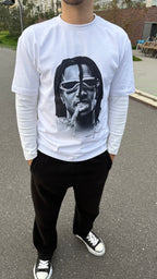 Model trägt Michael Olise T-Shirt in Weiß, Vorderseite | TEMPACE