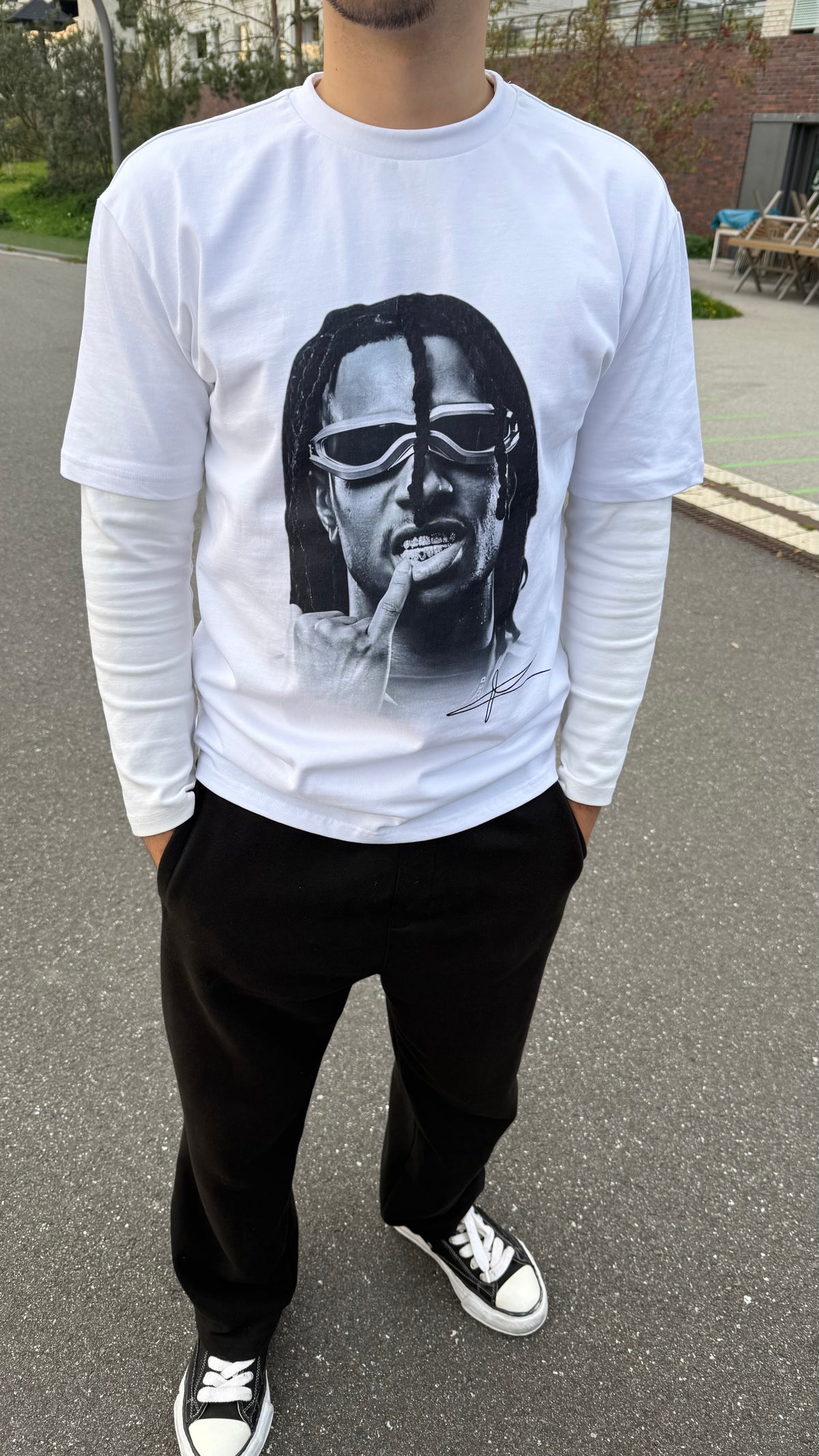 Model trägt Michael Olise T-Shirt in Weiß, Vorderseite | TEMPACE