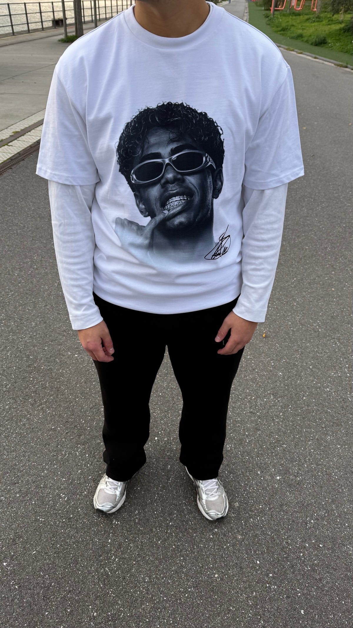 Model trägt Lamine Yamal T-Shirt in Weiß, Oversized Fit | TEMPACE
