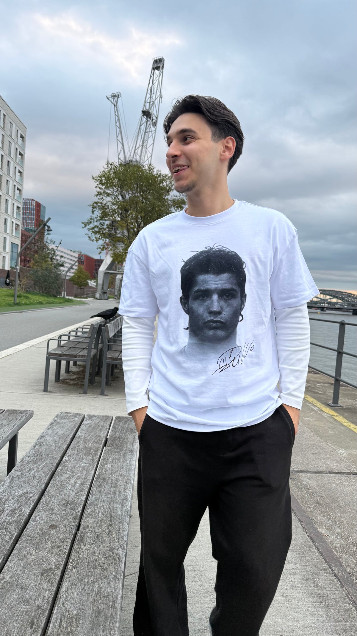 Model trägt Cristiano Ronaldo T-Shirt in Weiß, Oversized Fit | TEMPACE