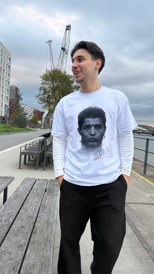 Model trägt Cristiano Ronaldo T-Shirt in Weiß, Oversized Fit | TEMPACE