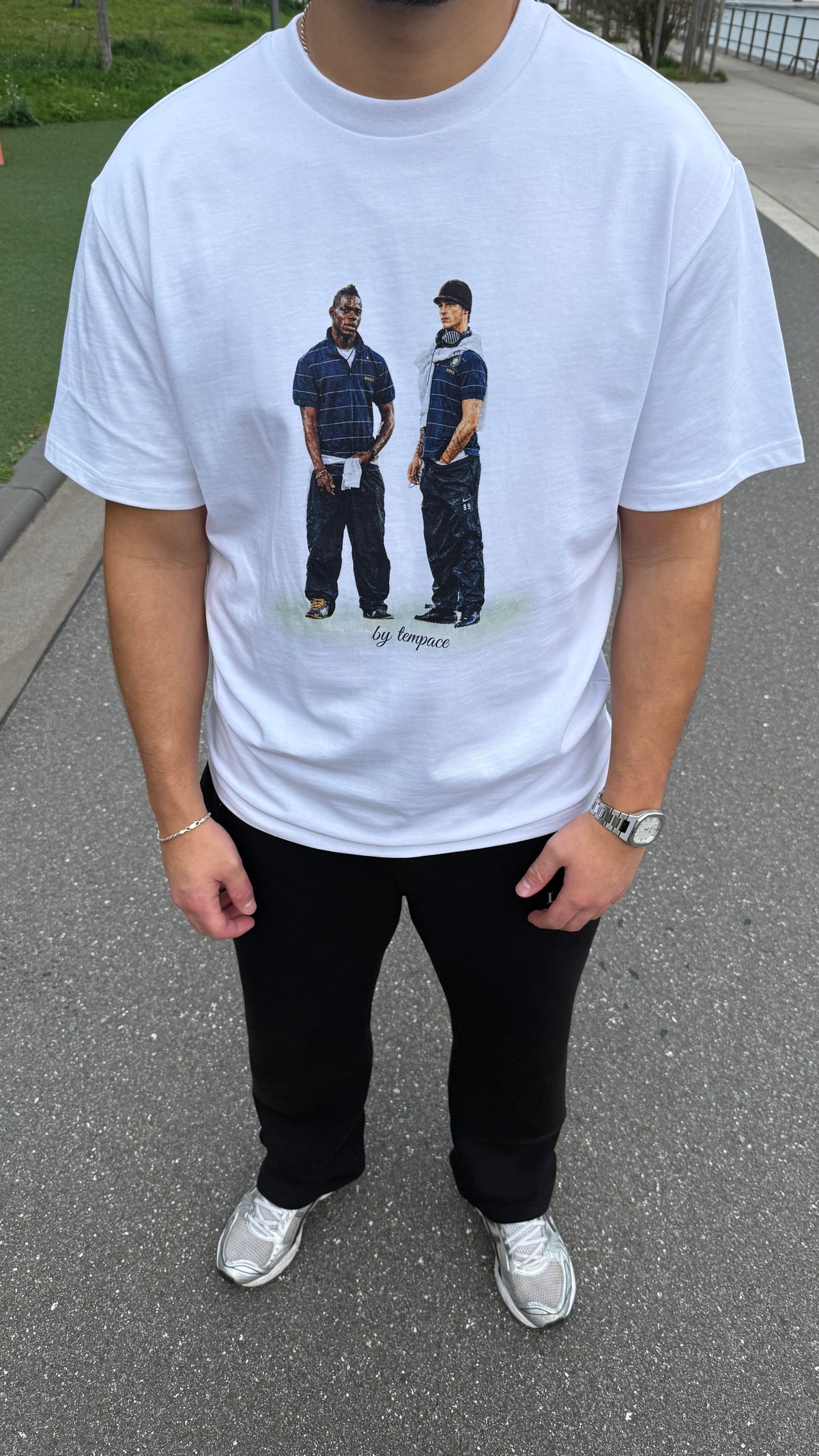 Model trägt Mario Balotelli und Marko Arnautović T-Shirt in Weiß | TEMPACE