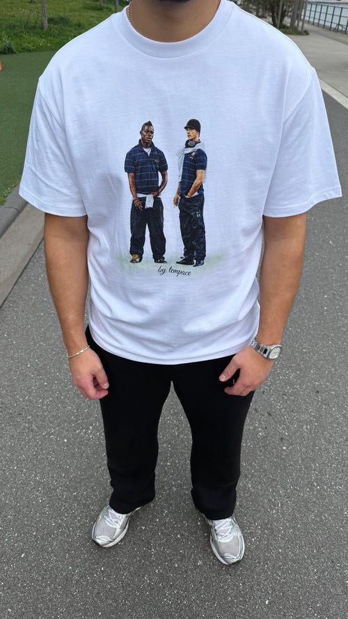 Model trägt Mario Balotelli und Marko Arnautović T-Shirt in Weiß | TEMPACE